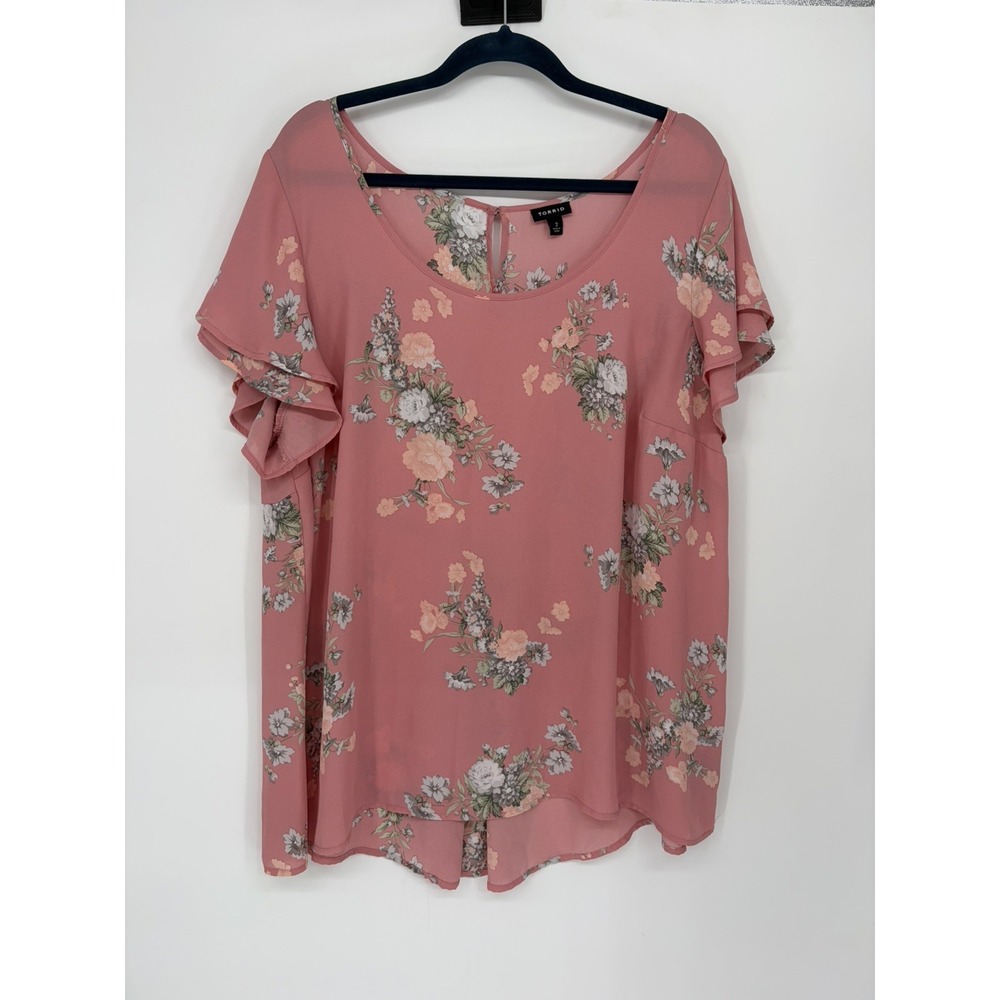 TORRID PINK FLORAL TIERED SHORT SLEEVE BLOUSE SZ 2 KEYHOLE BUTTON CLOSURE